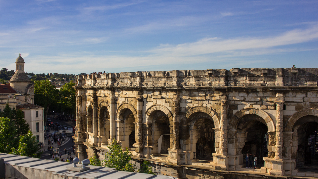 découvrez la rue de la soif à nîmes, le lieu incontournable pour profiter d'une ambiance festive, de bars animés et de délicieuses spécialités locales. parfait pour une soirée entre amis ou une exploration de la vie nocturne nîmoise.