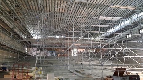 découvrez le chef-d'œuvre architectural signé rudy ricciotti : le conservatoire de nîmes. plongez dans l'élégance et l'innovation de cette œuvre contemporaine qui allie esthétique et fonctionnalité au cœur de la ville.