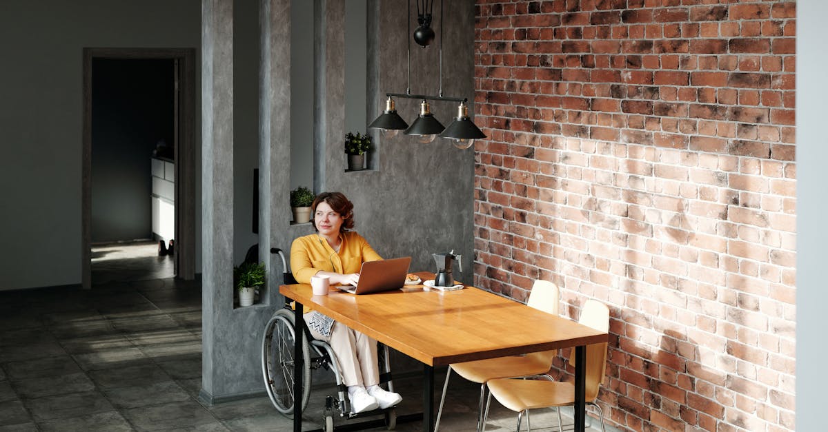 découvrez l'art de transformer votre espace de travail à domicile en un bureau fonctionnel et inspirant. optimisez votre productivité grâce à des conseils sur l'aménagement, l'organisation et les équipements indispensables pour un home office parfait.