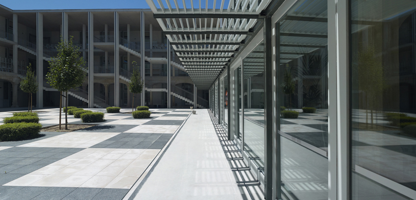 découvrez la transformation du campus hoche à nîmes, un projet ambitieux qui redéfinit l'espace éducatif et favorise l'innovation. plongez dans les détails de cette évolution architecturale qui allie modernité et fonctionnalité, transformant le visage de l'apprentissage dans la région.