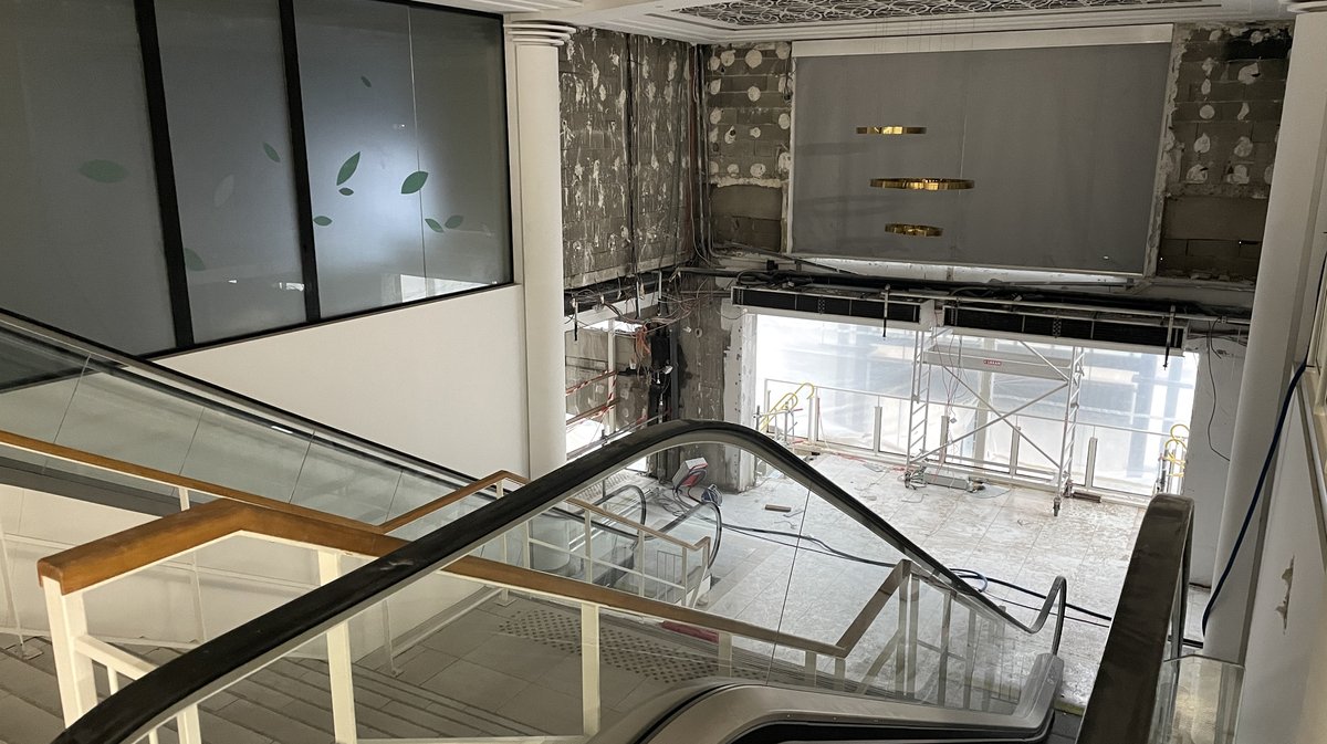 découvrez l'évolution du chantier des galeries lafayette à nîmes, une vitrine du shopping moderne qui allie histoire et innovation. suivez les dernières actualités et informations sur ce projet emblématique qui redynamise le cœur de la ville.