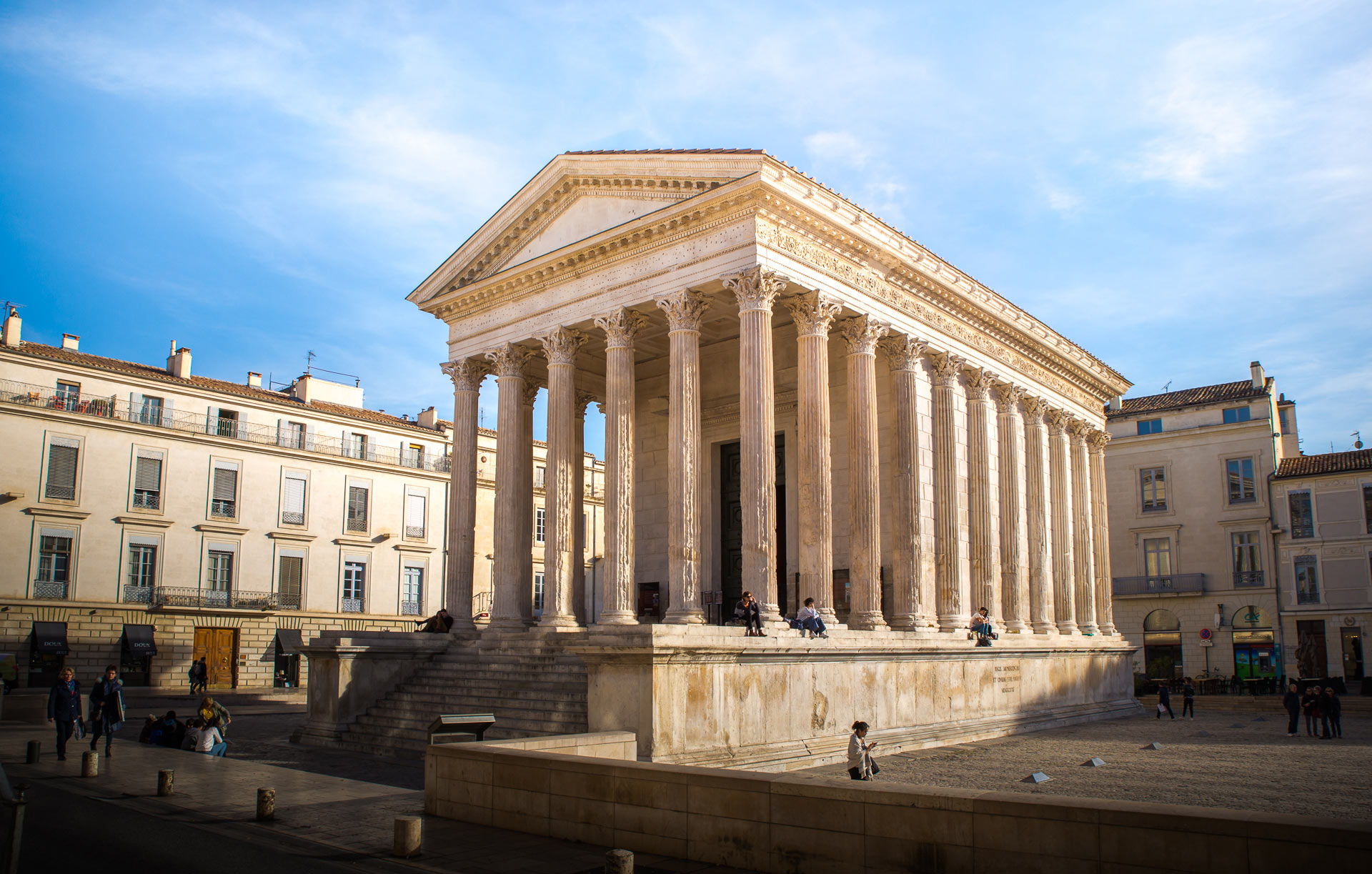 découvrez nîmes, une ville au riche patrimoine historique et culturel, où se mêlent vestiges romains impressionnants, festivals vivants et saveurs locales. explorez ses arènes, la maison carrée et les jardins de la fontaine pour une expérience inoubliable.