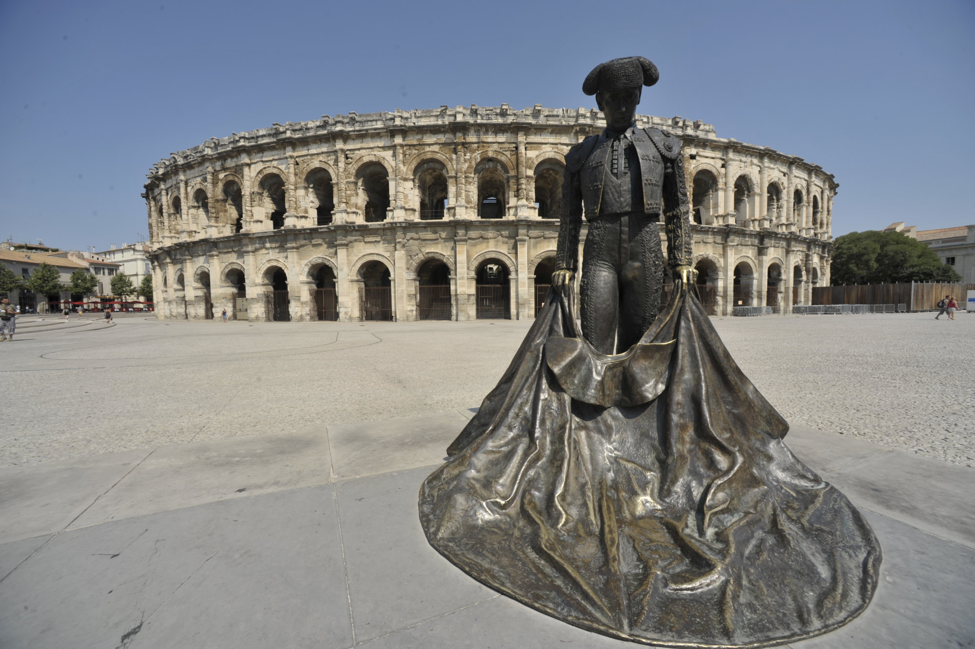 participez à la commémoration à nîmes : honorez la mémoire collective à travers des cérémonies, hommages et événements marquants. découvrez le programme et l'histoire de ces rassemblements dans la ville de nîmes.