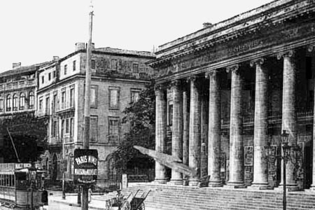 assistez à l'inauguration d'un nouveau bâtiment à nîmes : un événement marquant pour la ville, mêlant modernité et convivialité. découvrez toutes les informations sur cette cérémonie officielle.